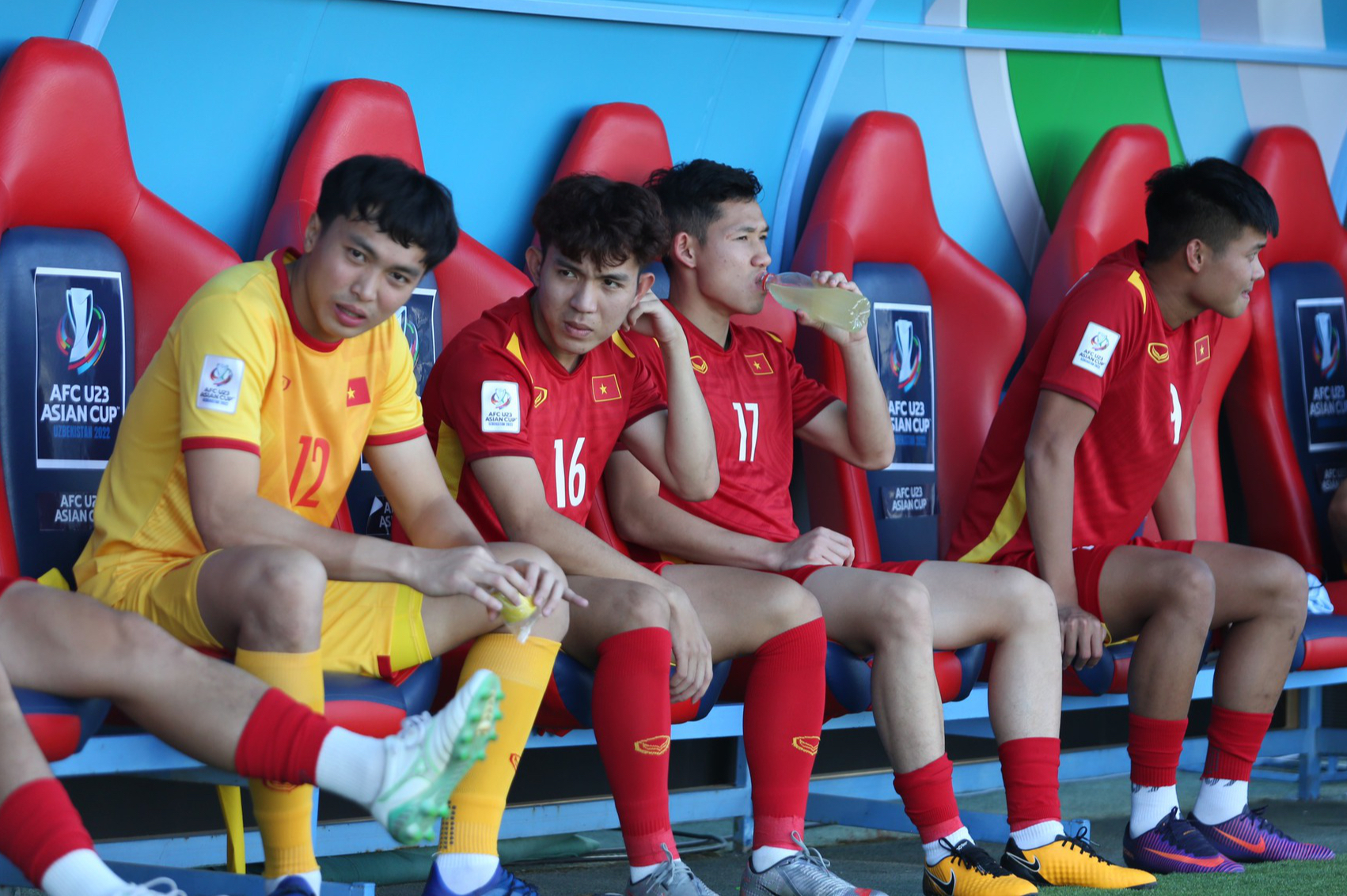 Van Toan sat contemplatively looking at his teammates, Dung Quang Nho recharged before U23 Vietnam played - Photo 6.