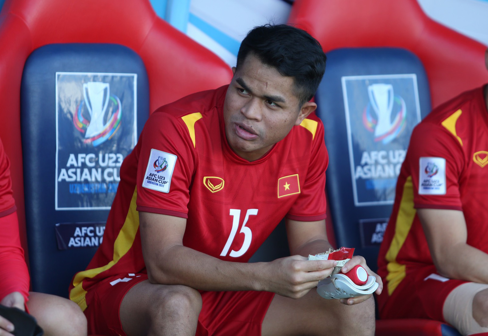 Van Toan sat contemplatively looking at his teammates, Dung Quang Nho recharged before U23 Vietnam played - Photo 5.