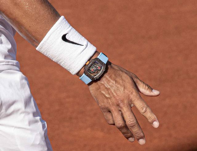 Chiếc đồng hồ đã cùng Vua đất nện Rafael Nadal đánh bại Djokovic: Có giá tỷ đồng, rơi xuống mặt sân vẫn không hề hấn - Ảnh 2.