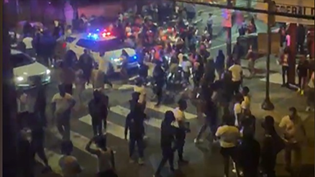 Shooting again in the middle of a crowded street in the US, 17 people were injured - Photo 1.