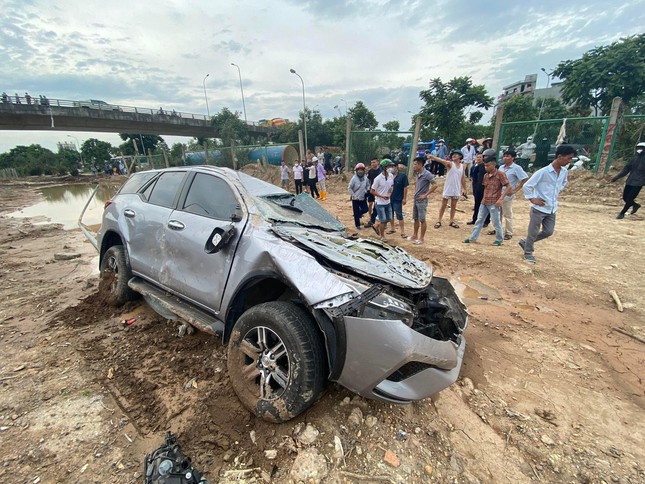 Ô tô Fortuner nát bươm sau va chạm Lexus  - Ảnh 2.