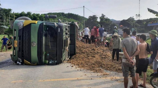 Mourning the funeral of two mothers and children who died in the case of a truck carrying soil that crushed the car - Photo 1.