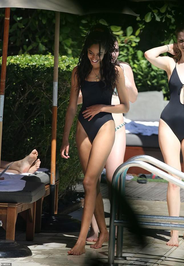 The stature of Obama's eldest daughter at the age of 24 - Photo 4.