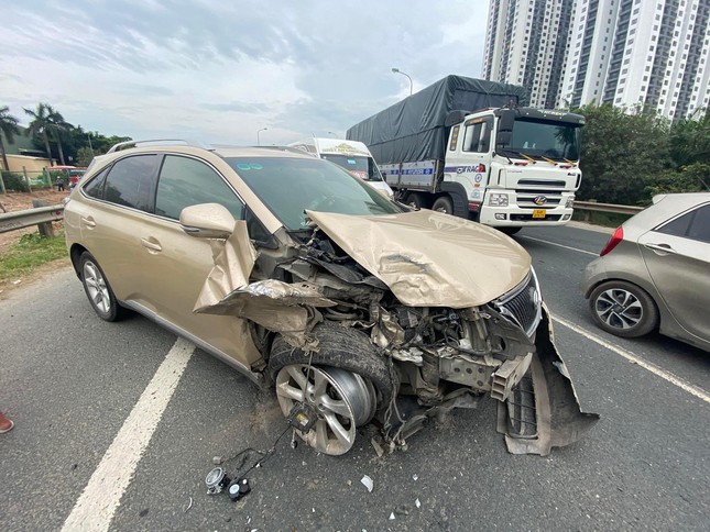 Ô tô Fortuner nát bươm sau va chạm Lexus  - Ảnh 5.