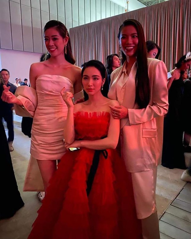 Hòa Minzy tự dìm chiều cao khi đứng cạnh Hoa hậu Đỗ Thị Hà - Ảnh 8.