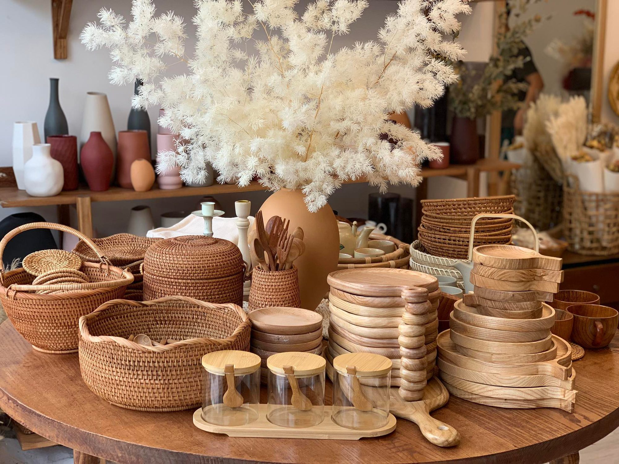 Take a tour of Hanoi to discover 4 shops selling decor: From traditional bamboo and rattan patterns to luxury ceramics, there are enough - Photo 1.