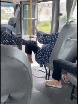 Tranh cãi gay gắt trước clip người phụ nữ gác chân lên tay vịn xe bus - Ảnh 2.