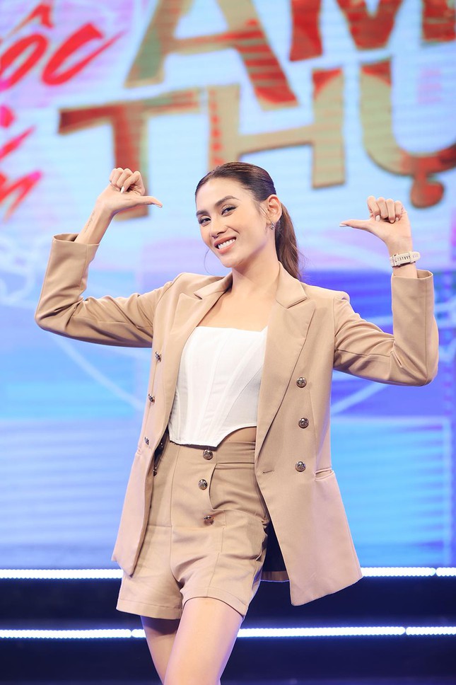 &Aacute; hậu Tường San, V&otilde; Ho&agrave;ng Yến trổ t&agrave;i nhảy sexy dance khiến danh h&agrave;i Việt Hương trầm trồ - Ảnh 4.