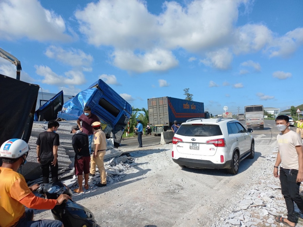 The truck hit the median, causing a traffic jam for many hours on Highway 1, the section through Binh Thuan - Photo 1.