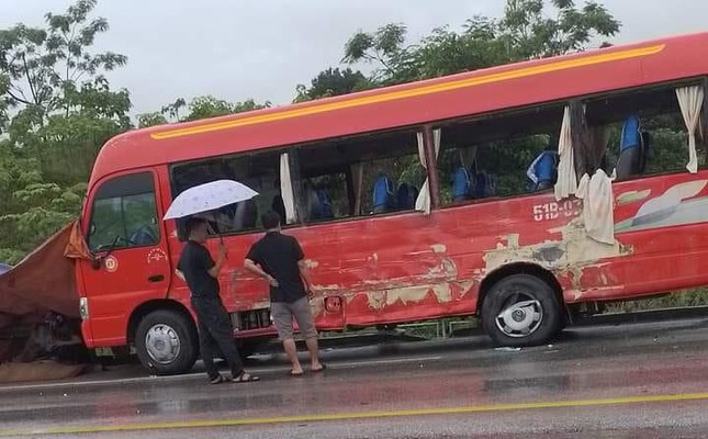 Va chạm xe khách trên cao tốc Nội Bài - Lào Cai, một người chết, sáu người bị thương - Ảnh 2.