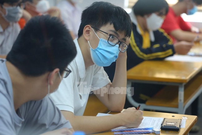Hình ảnh hơn 3.700 thí sinh dự thi lớp 10 trường chuyên ở Hà Nội - Ảnh 1.