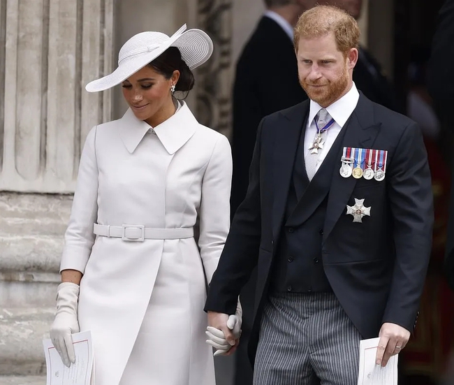 Vợ chồng Meghan Markle lặng lẽ bay về Mỹ trước lúc đại lễ kết thúc, biểu cảm của Harry sau khi rời đi gây chú ý - Ảnh 1.