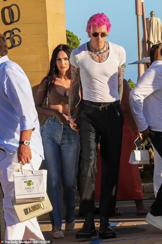 Megan Fox mặc áo ngắn cũn khoe vòng một ‘bốc lửa’ hẹn hò với vị hôn phu kém tuổi - Ảnh 1.