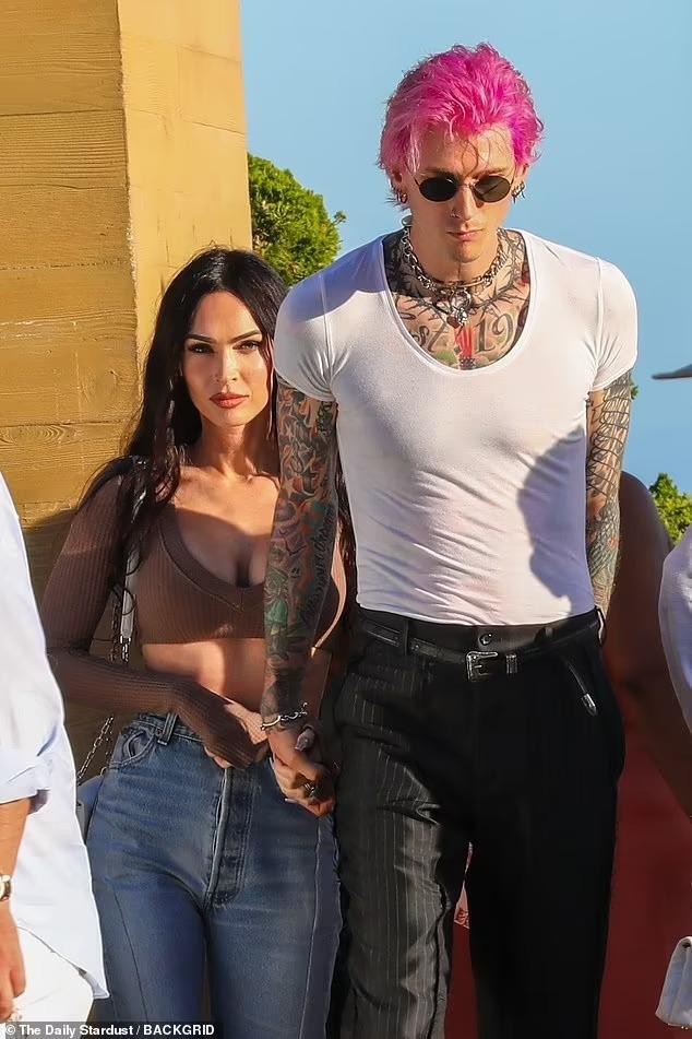 Megan Fox mặc áo ngắn cũn khoe vòng một ‘bốc lửa’ hẹn hò với vị hôn phu kém tuổi - Ảnh 2.