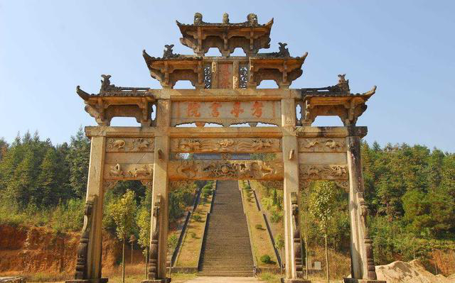 Cây ôm Phật nghìn năm tuổi kỳ bí ở Trung Quốc: Nhìn vào hốc nhỏ trên thân mới thấy hình ảnh khiến ai cũng phải cúi đầu - Ảnh 1. Cây ôm Phật nghìn năm tuổi kỳ bí ở Trung Quốc: Nhìn vào hốc nhỏ trên thân mới thấy hình ảnh khiến ai cũng phải cúi đầu - Ảnh 1.