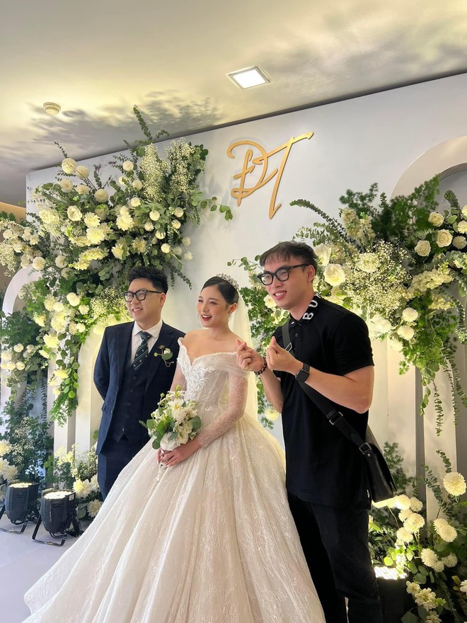 Ngắm nhan sắc xinh đẹp của nữ MC hot nhất Li&ecirc;n Qu&acirc;n Mobile trong lễ cưới - Ảnh 3.