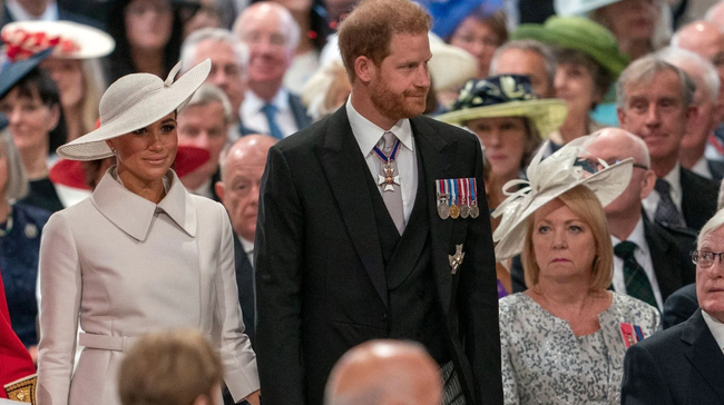 Meghan Markle and her husband quietly flew back to the US before the great ceremony ended, Harry's expression after leaving attracted attention - Photo 3.