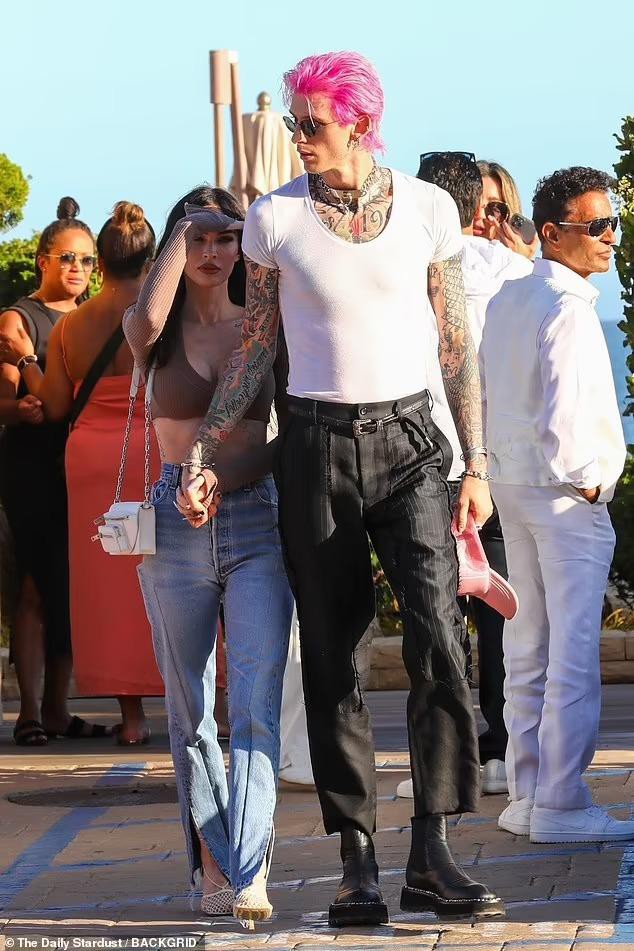 Megan Fox mặc áo ngắn cũn khoe vòng một ‘bốc lửa’ hẹn hò với vị hôn phu kém tuổi - Ảnh 3.