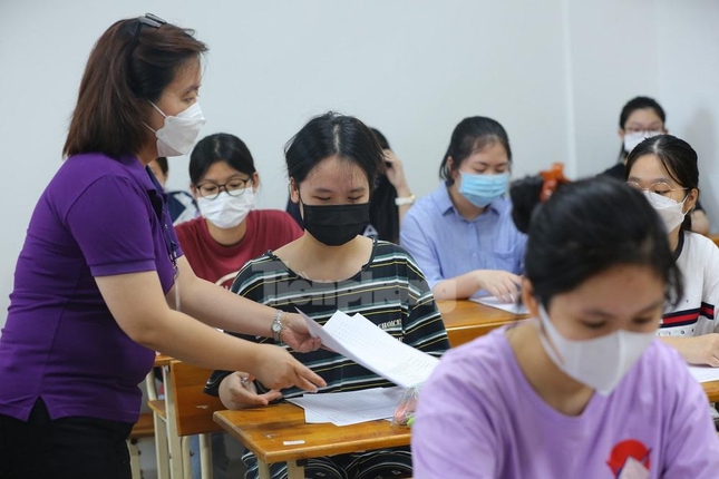 Hình ảnh hơn 3.700 thí sinh dự thi lớp 10 trường chuyên ở Hà Nội - Ảnh 4.