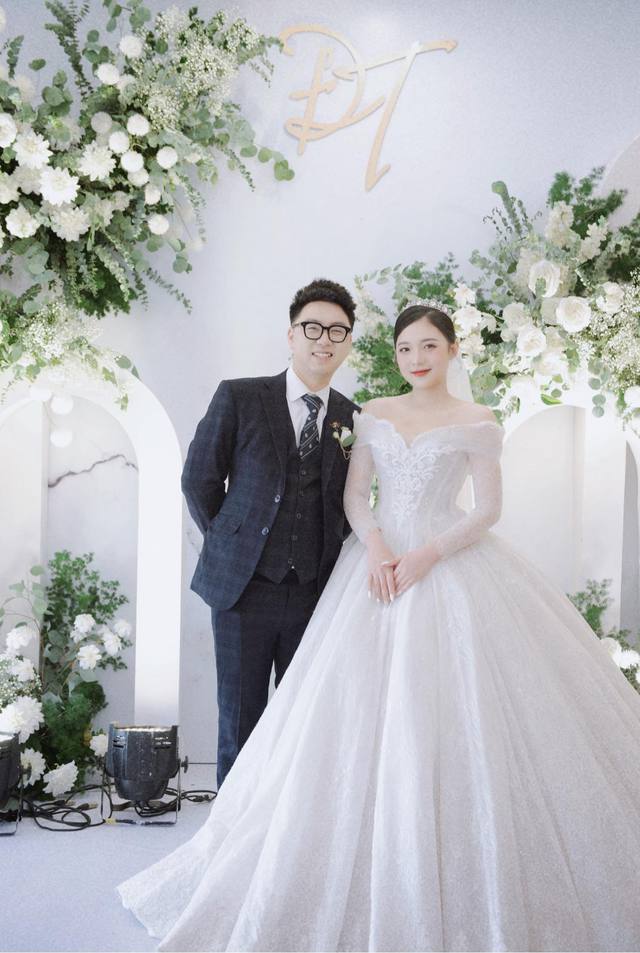 Ngắm nhan sắc xinh đẹp của nữ MC hot nhất Li&ecirc;n Qu&acirc;n Mobile trong lễ cưới - Ảnh 5.