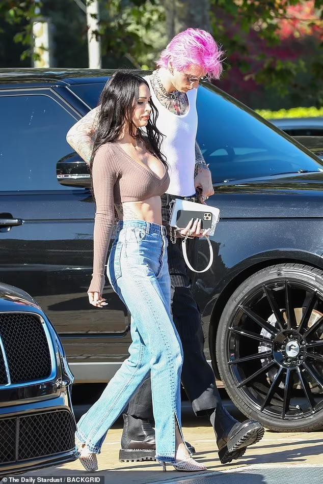 Megan Fox mặc áo ngắn cũn khoe vòng một ‘bốc lửa’ hẹn hò với vị hôn phu kém tuổi - Ảnh 5.