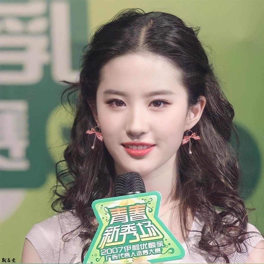 Liu Yifei: From a billion-dollar fairy to Hollywood and a makeover after 16 years, a whole decade only openly loved a Korean actor - Photo 2.