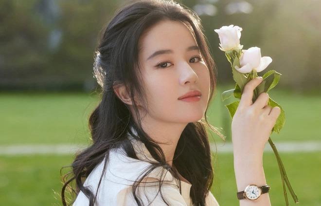 Liu Yifei: From a billion-dollar fairy to Hollywood and a makeover after 16 years, a whole decade only openly loved a Korean actor - Photo 3.