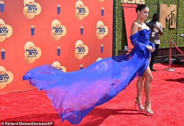 Vanessa Hudgens khoe da thịt với 6 bộ cánh thiêu đốt sân khấu MTV Movie & TV Awards 2022 - Ảnh 1.