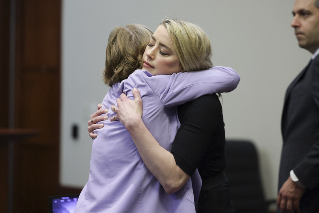 After the trial, Amber Heard wanted to spend time with her daughter - Photo 2.