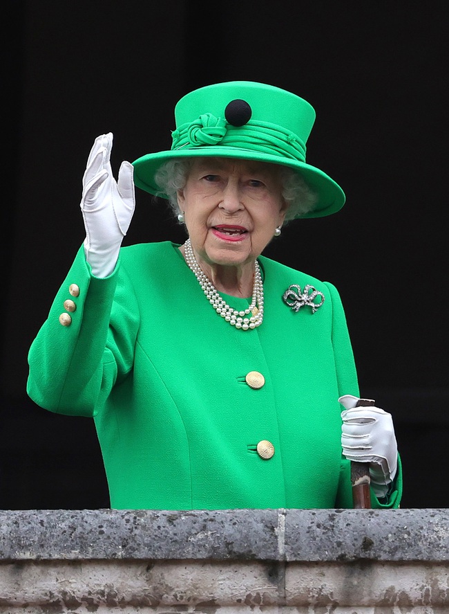 The real reason behind the Queen's confident green color in the most important events - Photo 1. The real reason behind the Queen's confident green color in the most important events - Photo 1.