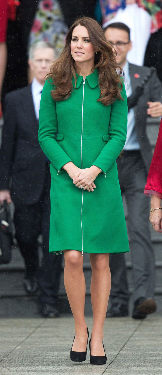 The real reason behind the British Queen's confident green color in the most important events - Photo 11.