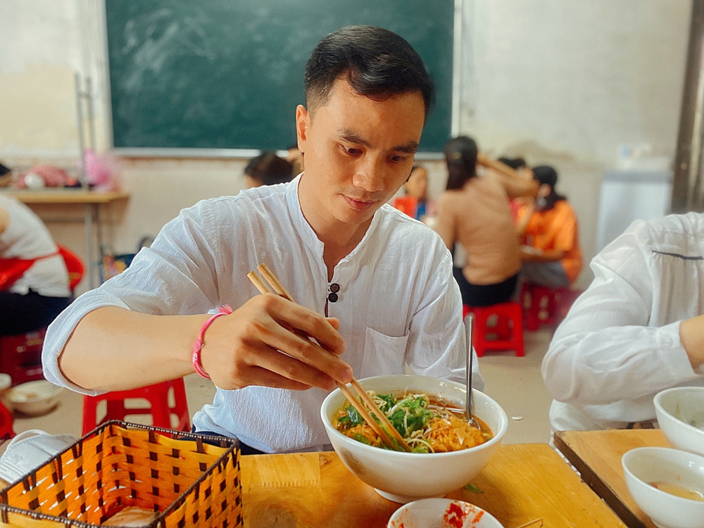 Qu&aacute;n b&uacute;n b&ograve; lạ nhất xứ Huế: B&aacute;n h&agrave;ng thần tốc, kh&aacute;ch tự phục vụ, kh&ocirc;ng đến nhanh l&agrave; hết - Ảnh 6.