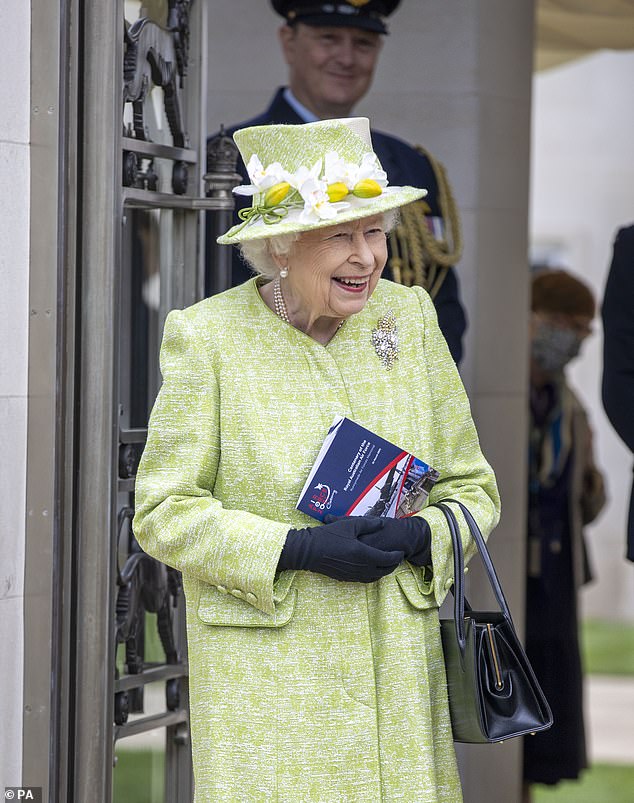 The real reason behind the Queen's confident green color in the most important events - Photo 13.