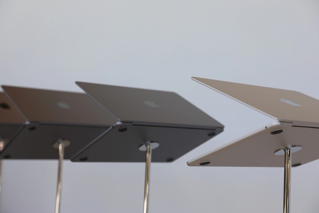 Ảnh thực tế MacBook Air M2: Thiết kế mới nhẹ hơn Air M1, màn hình tai thỏ, có sạc MagSafe - Ảnh 3.