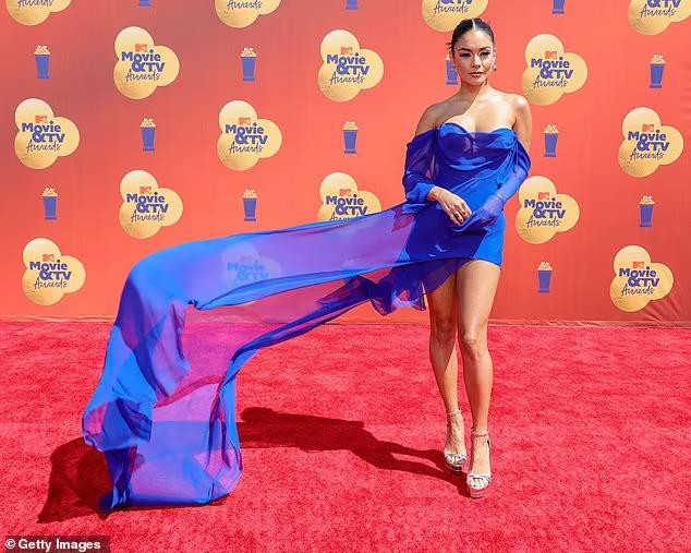 Vanessa Hudgens khoe da thịt với 6 bộ cánh thiêu đốt sân khấu MTV Movie & TV Awards 2022 - Ảnh 3.