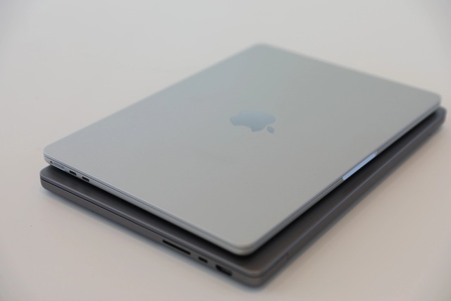 Ảnh thực tế MacBook Air M2: Thiết kế mới nhẹ hơn Air M1, màn hình tai thỏ, có sạc MagSafe - Ảnh 4.