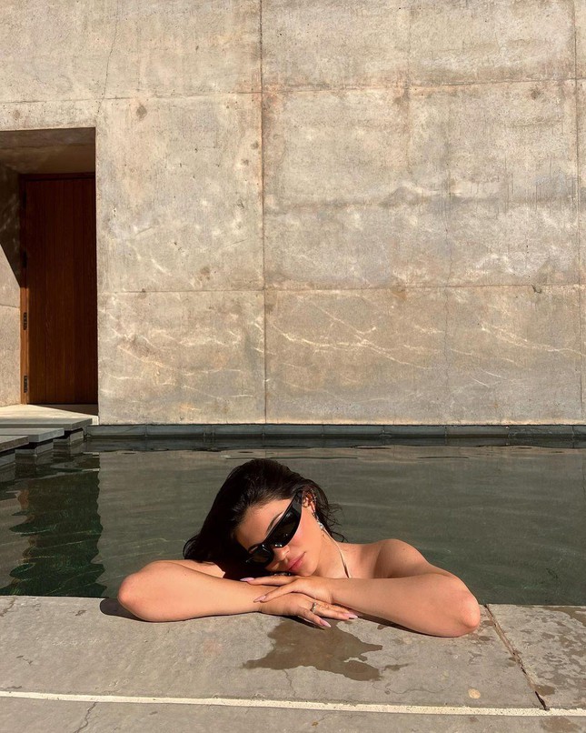 Kylie Jenner mặc bikini khỏa thân gây bão mạng xã hội - Ảnh 5.