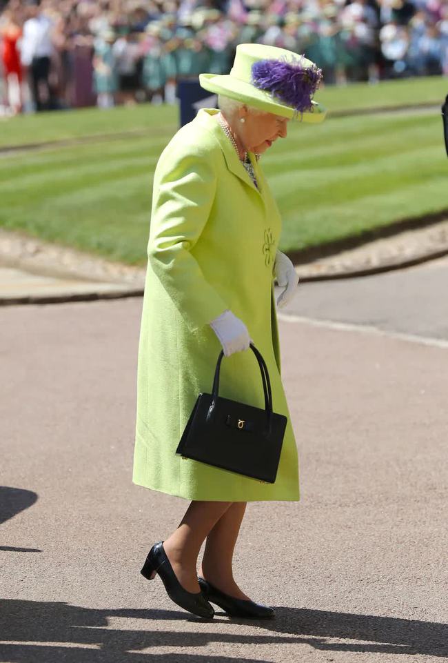 The real reason behind the Queen's confident green color in the most important events - Photo 4. The real reason behind the Queen's confident green color in the most important events - Photo 4.