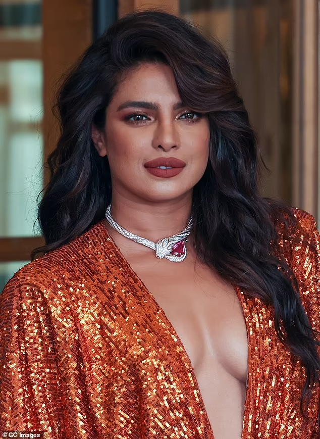 Hoa hậu Priyanka Chopra diện mốt không nội y, xẻ ngực sâu nóng bỏng - Ảnh 5.