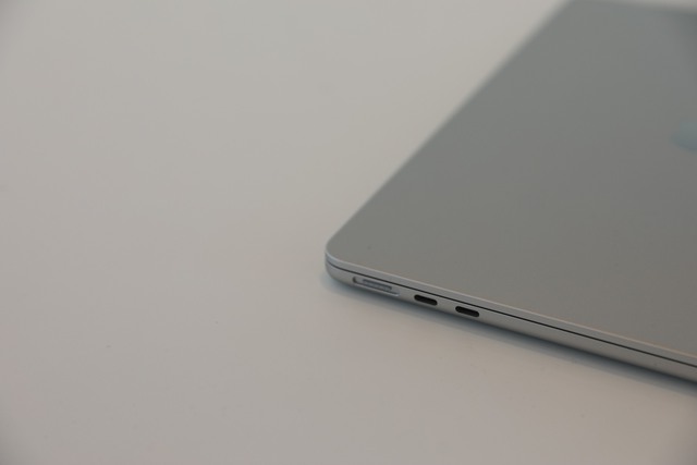 Ảnh thực tế MacBook Air M2: Thiết kế mới nhẹ hơn Air M1, màn hình tai thỏ, có sạc MagSafe - Ảnh 5.