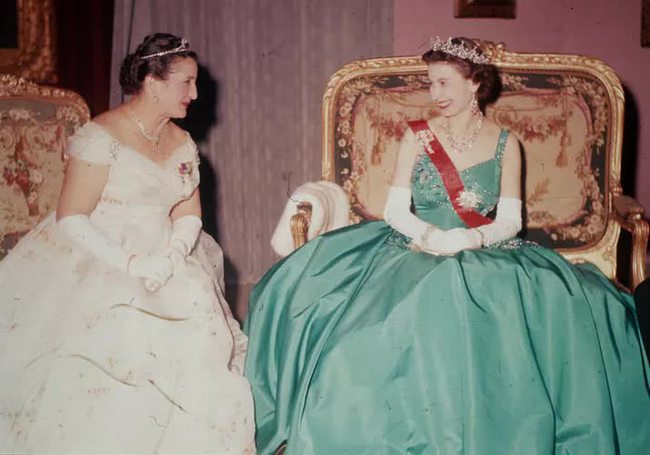 The real reason behind the Queen's confident green color in the most important events - Photo 5. The real reason behind the Queen's confident green color in the most important events - Photo 5.