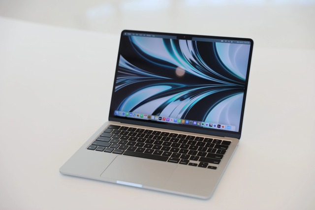 Ảnh thực tế MacBook Air M2: Thiết kế mới nhẹ hơn Air M1, màn hình tai thỏ, có sạc MagSafe - Ảnh 6.