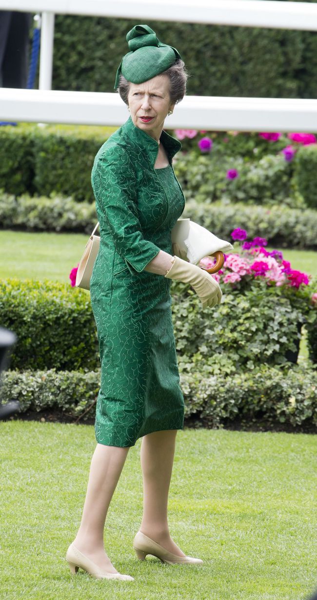 The real reason behind the Queen's confident green color in the most important events - Photo 9.