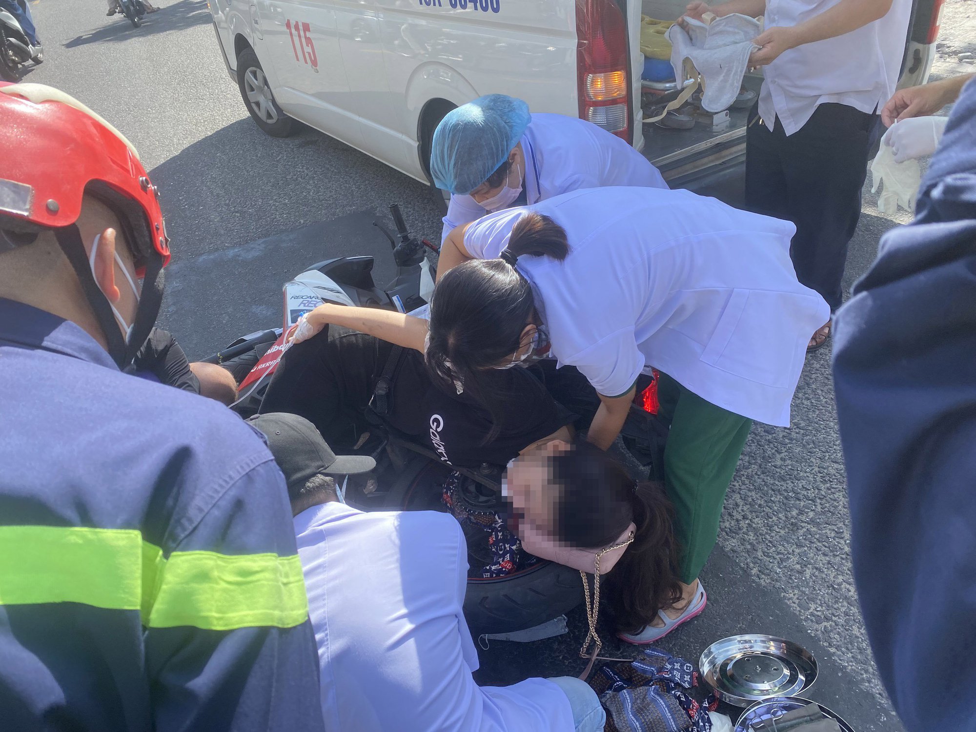 The girl fell on the street because the sunscreen was caught in the motorcycle chain, the police quickly responded - Photo 1.