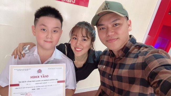 Le Phuong's son was awarded a certificate of merit by the school: The action of his stepfather under the hall attracted attention - Photo 1.