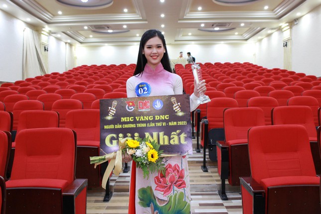 10x female student Kien Giang is the runner-up, won the Golden Mic champion, cherishing the dream of being an MC - Photo 1.