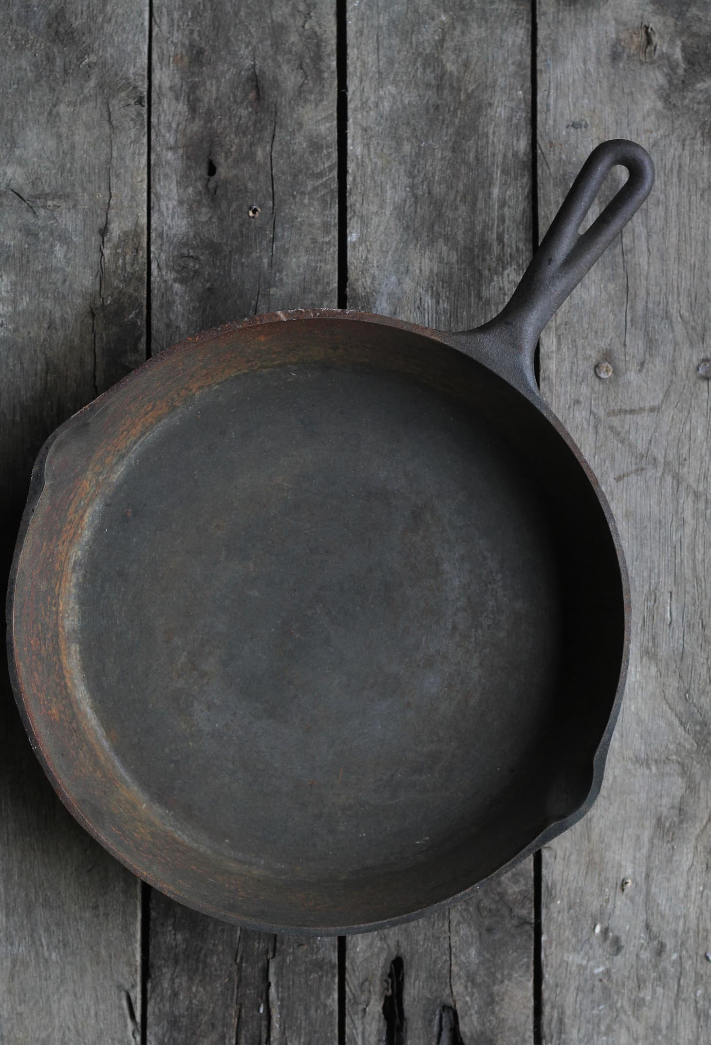How to clean old, rusty cast iron pans with salt and oil simply - Photo 1.
