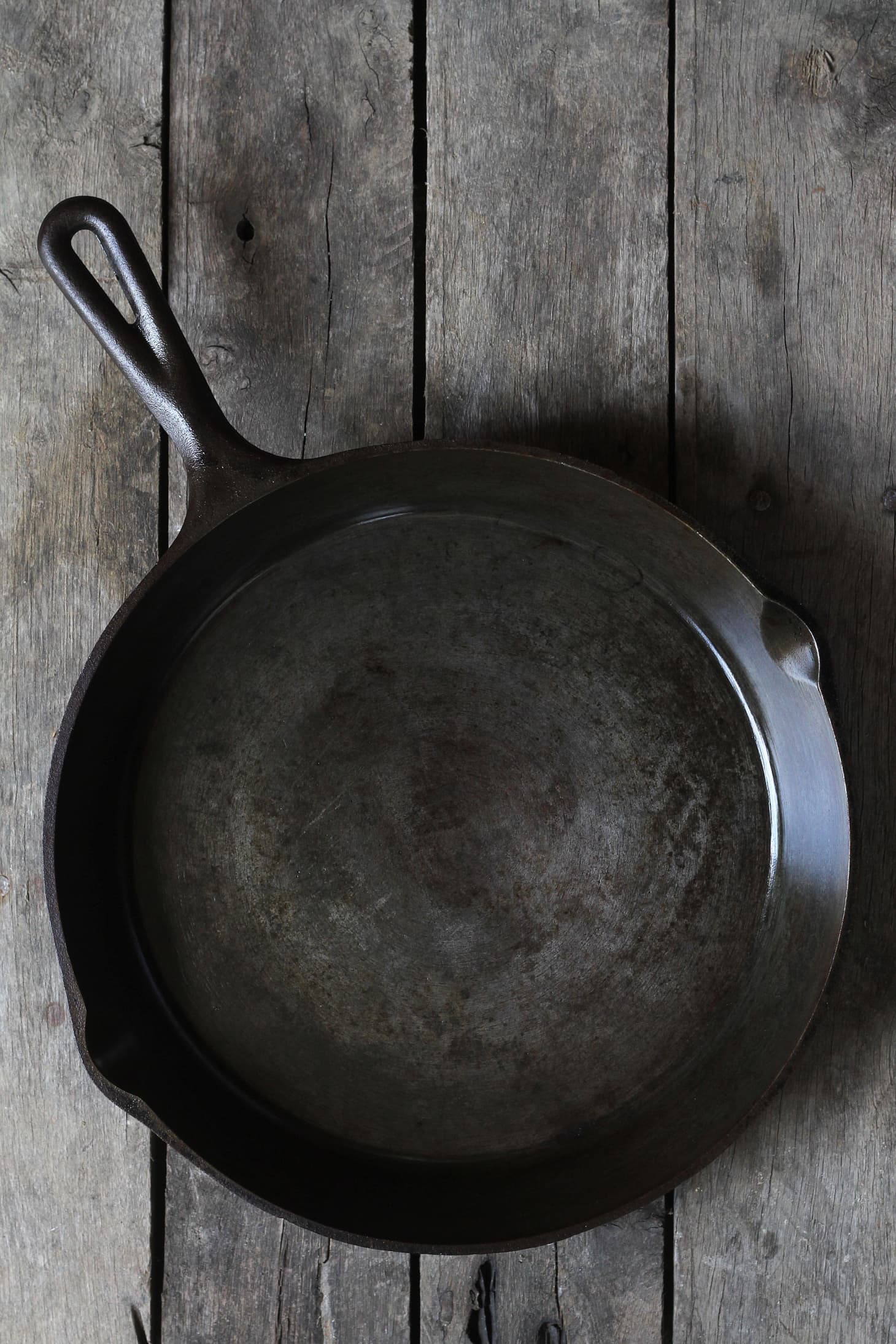 How to clean old, rusty cast iron pans with simple salt and oil - Photo 11.