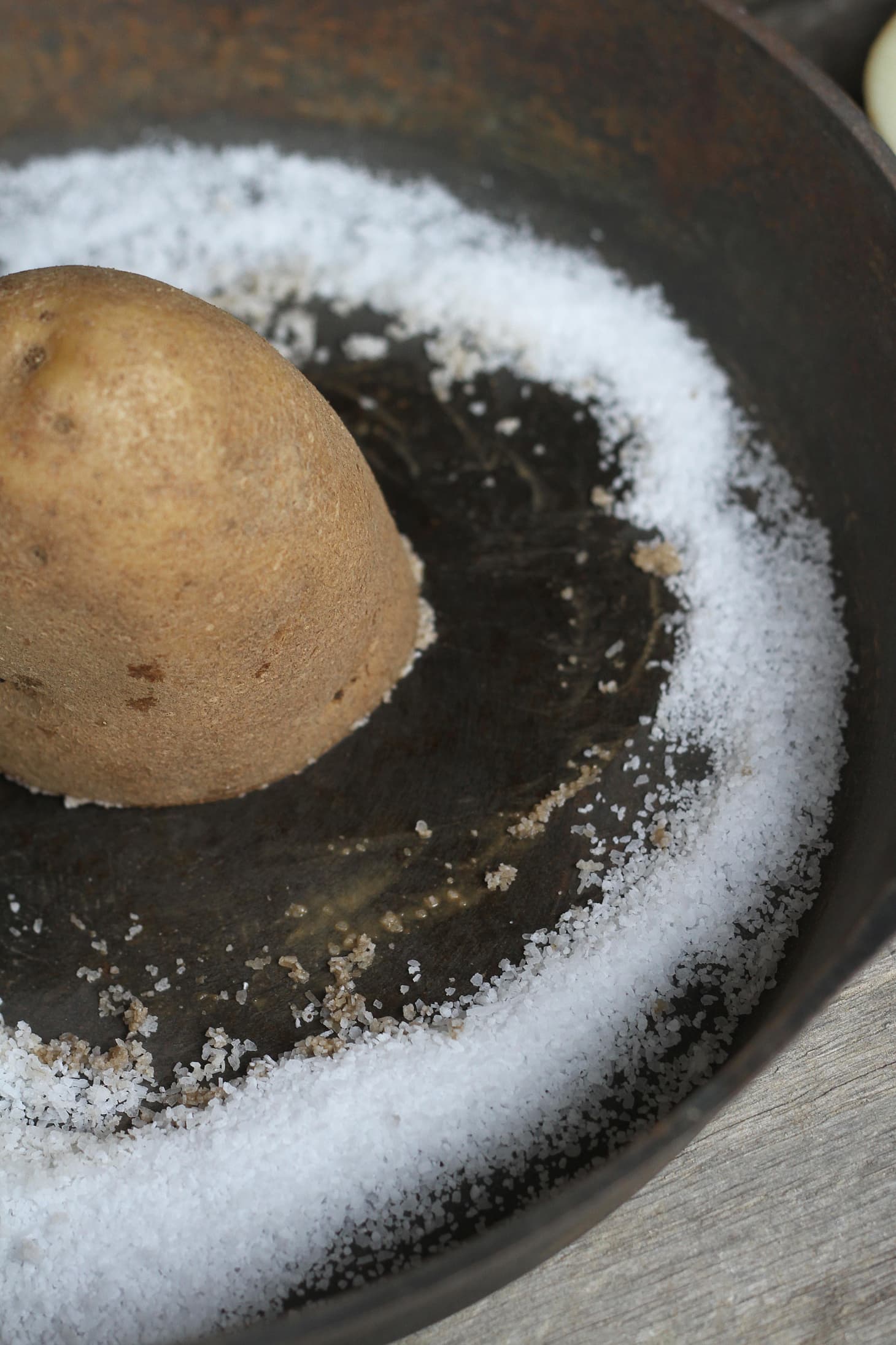 How to clean old, rusty cast iron pans with salt and oil simply - Photo 4.