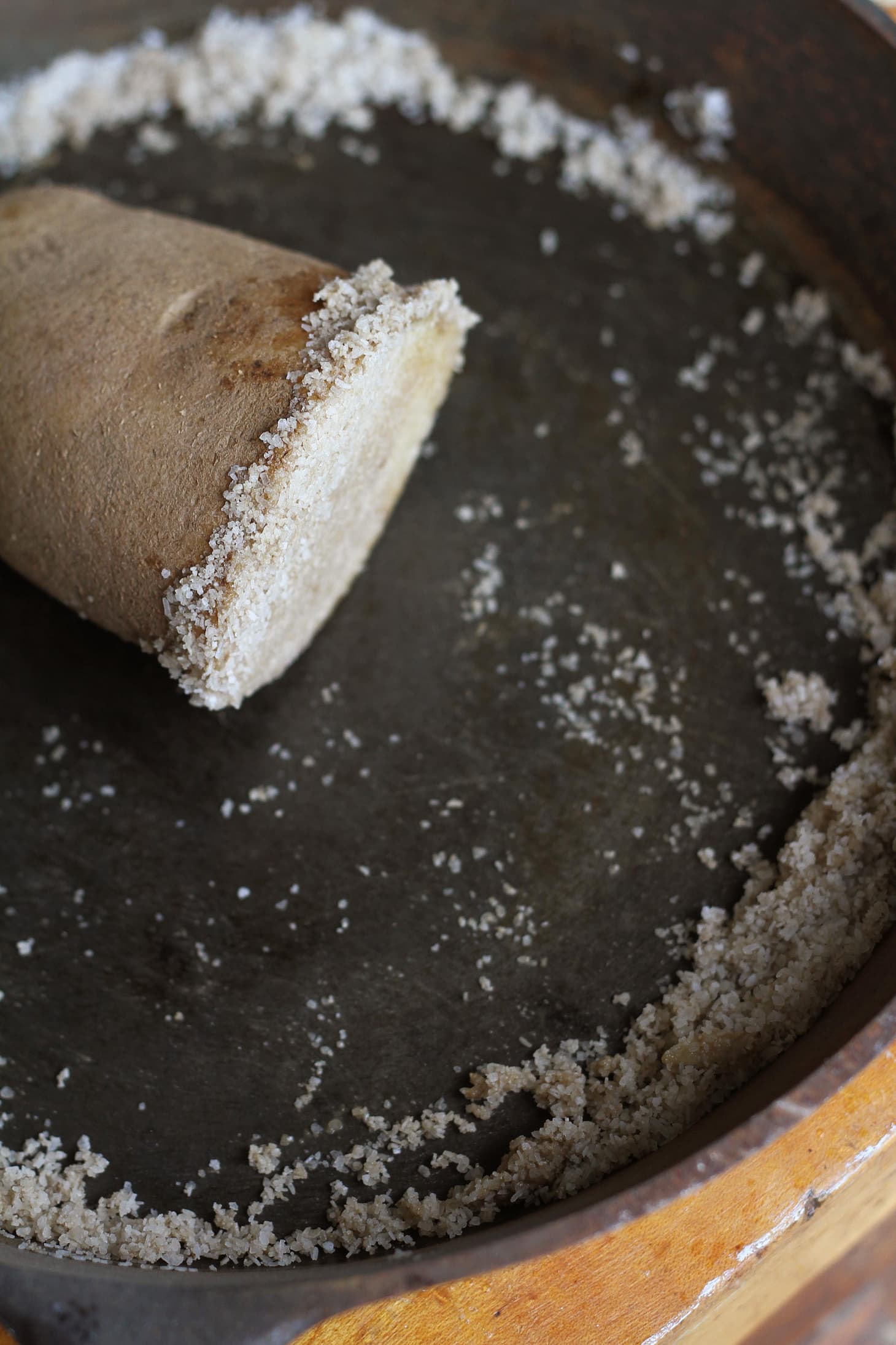 How to clean old, rusty cast iron pans with salt and oil simply - Photo 5.